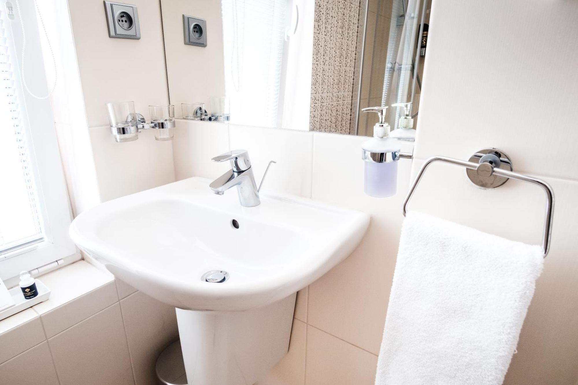 Hotel Deluxe With Free Wellness And Fitness Centrum Nitra Room photo